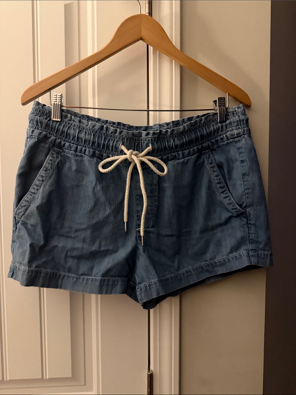 LOFT Lyocell Jean Pull on shorts Size Medium
